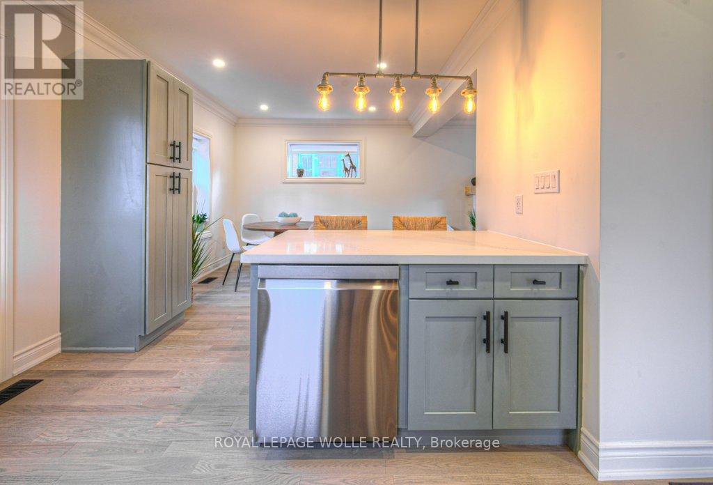 












30 DUNBAR ROAD S

,
Waterloo,




Ontario
N2L2E3

