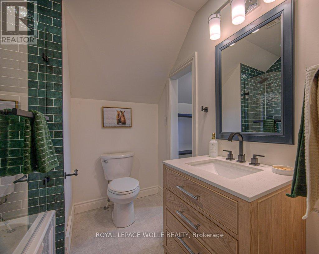 












30 DUNBAR ROAD S

,
Waterloo,




Ontario
N2L2E3

