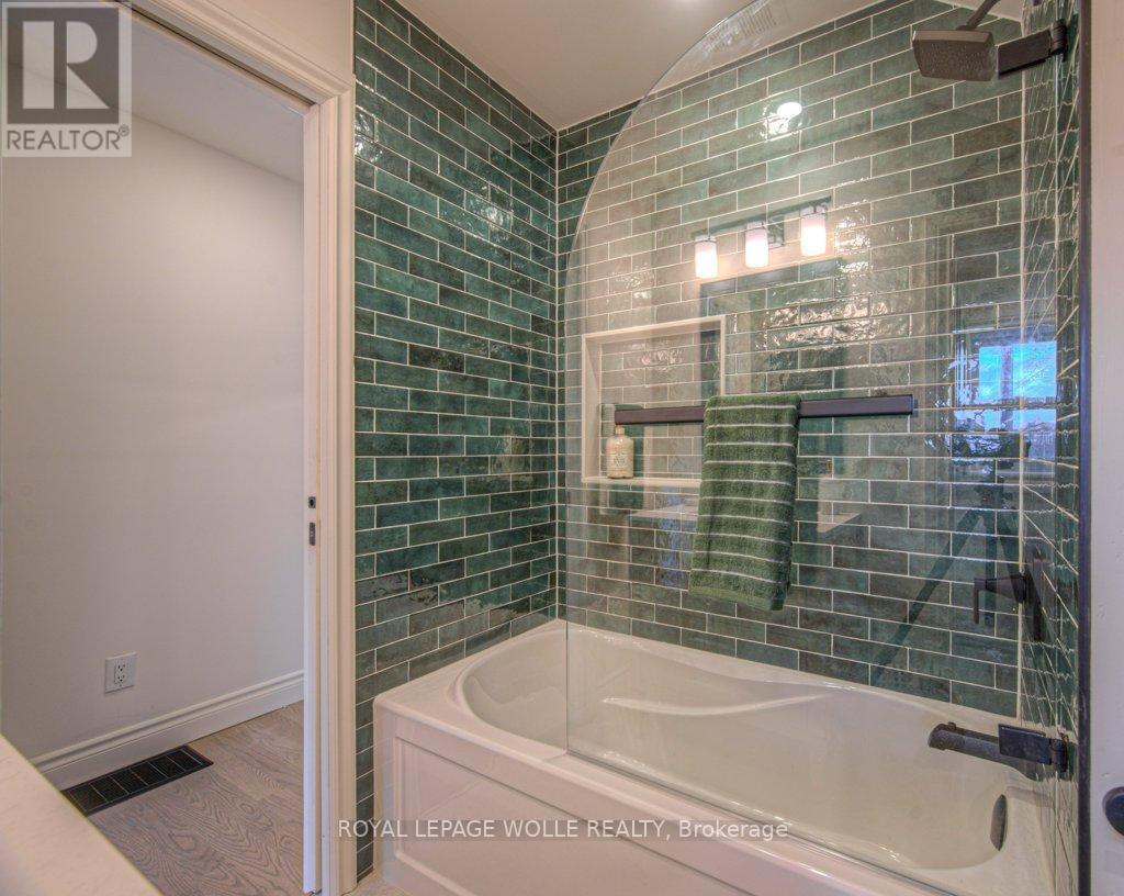 












30 DUNBAR ROAD S

,
Waterloo,




Ontario
N2L2E3

