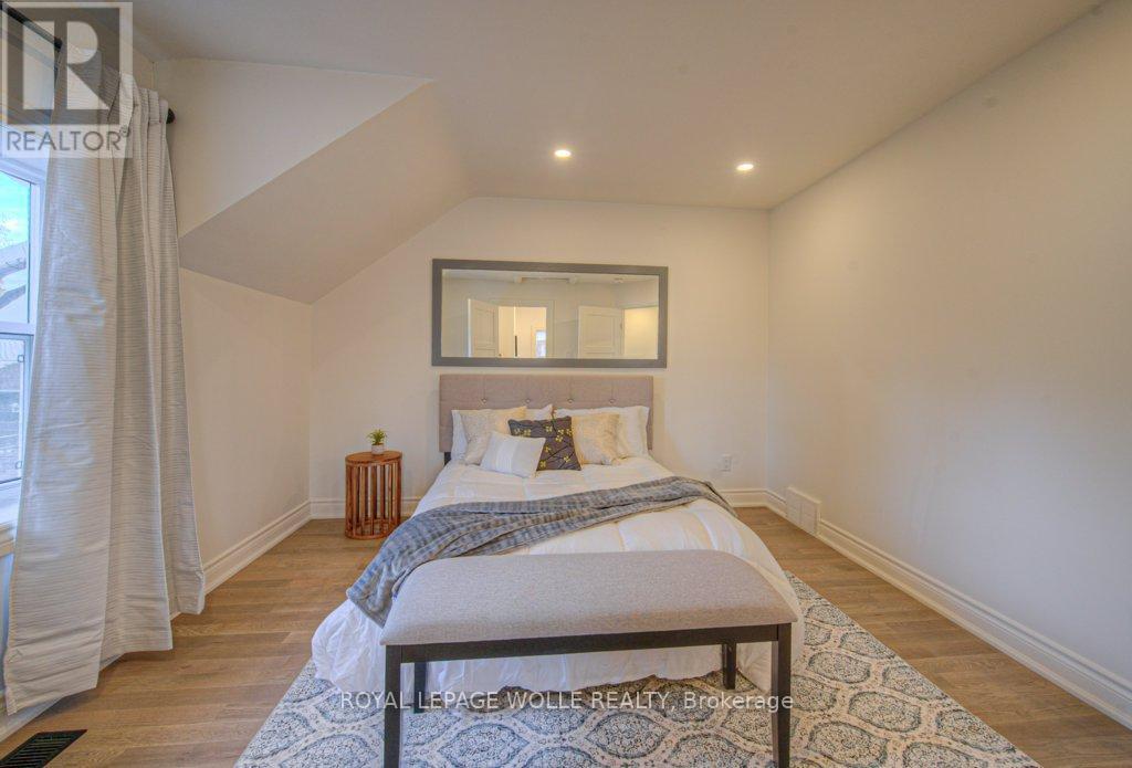 












30 DUNBAR ROAD S

,
Waterloo,




Ontario
N2L2E3

