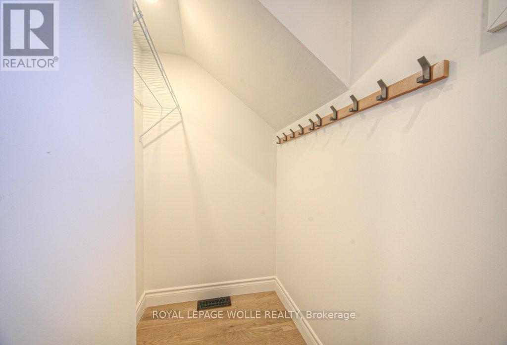 












30 DUNBAR ROAD S

,
Waterloo,




Ontario
N2L2E3

