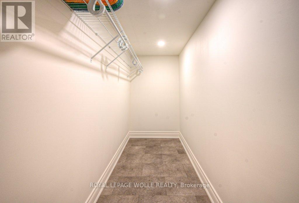 












30 DUNBAR ROAD S

,
Waterloo,




Ontario
N2L2E3

