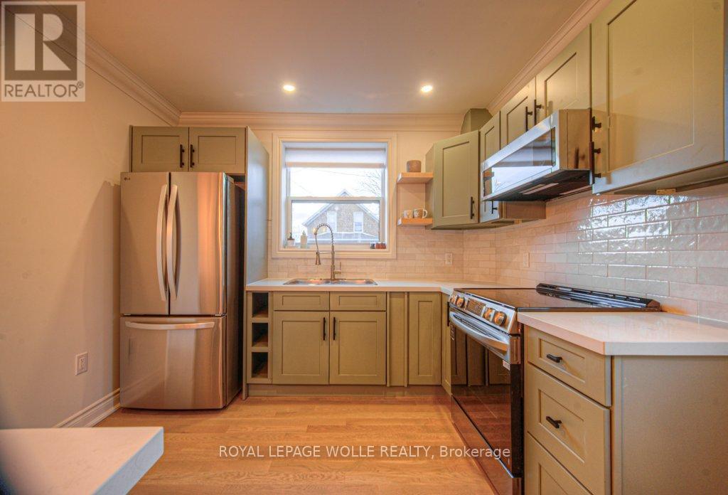 












30 DUNBAR ROAD S

,
Waterloo,




Ontario
N2L2E3

