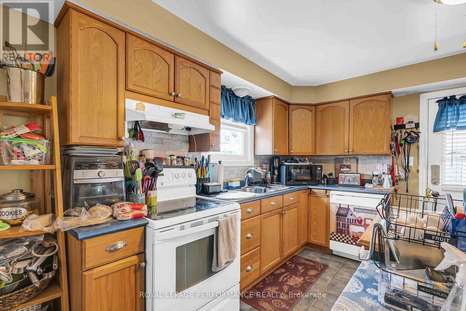 












725 GLOUCESTER STREET N

,
Cornwall,




Ontario
K6H3X9

