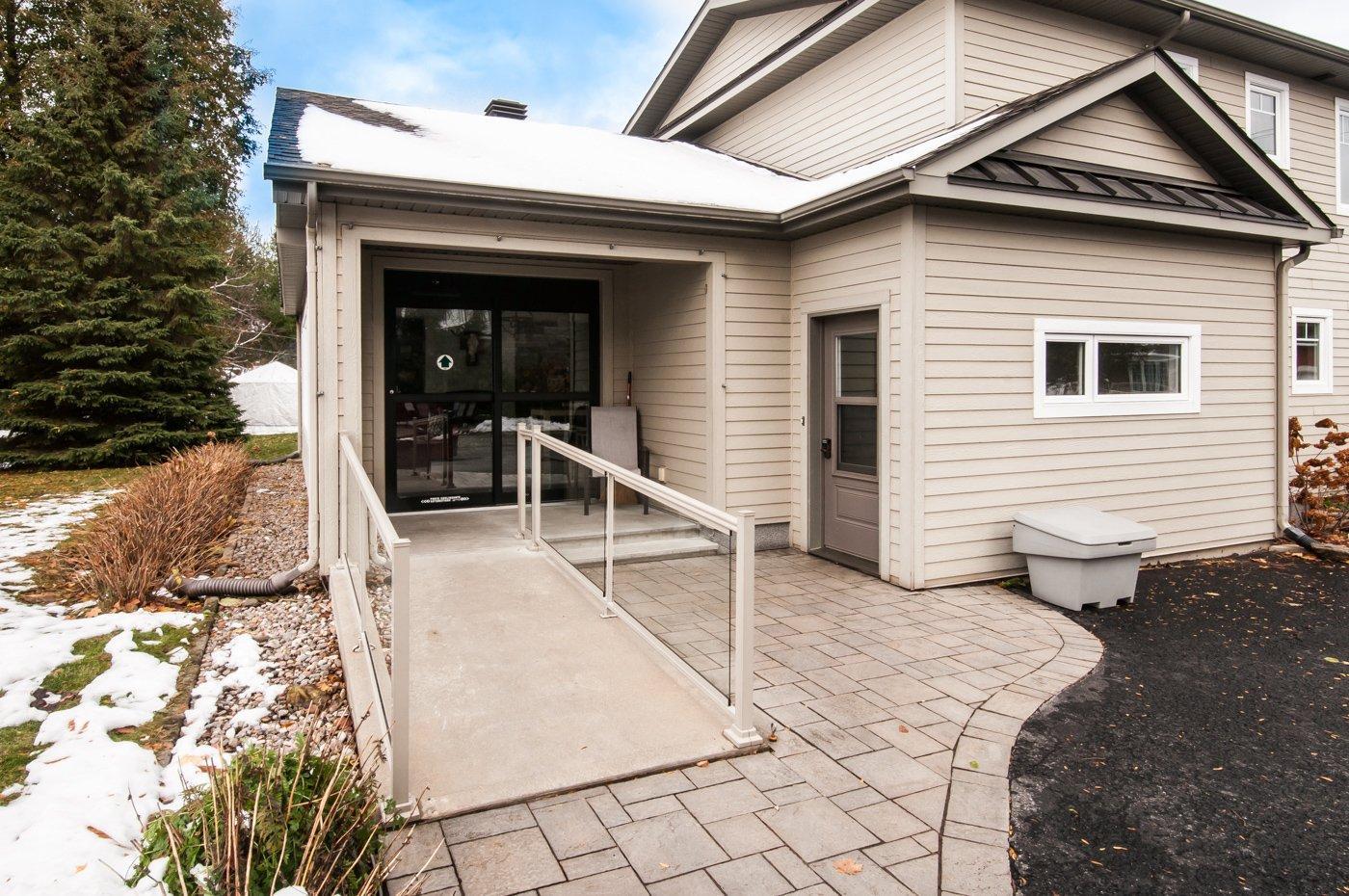 









249


Rue St-Henri

,
Napierville,




QC
J0J1L0

