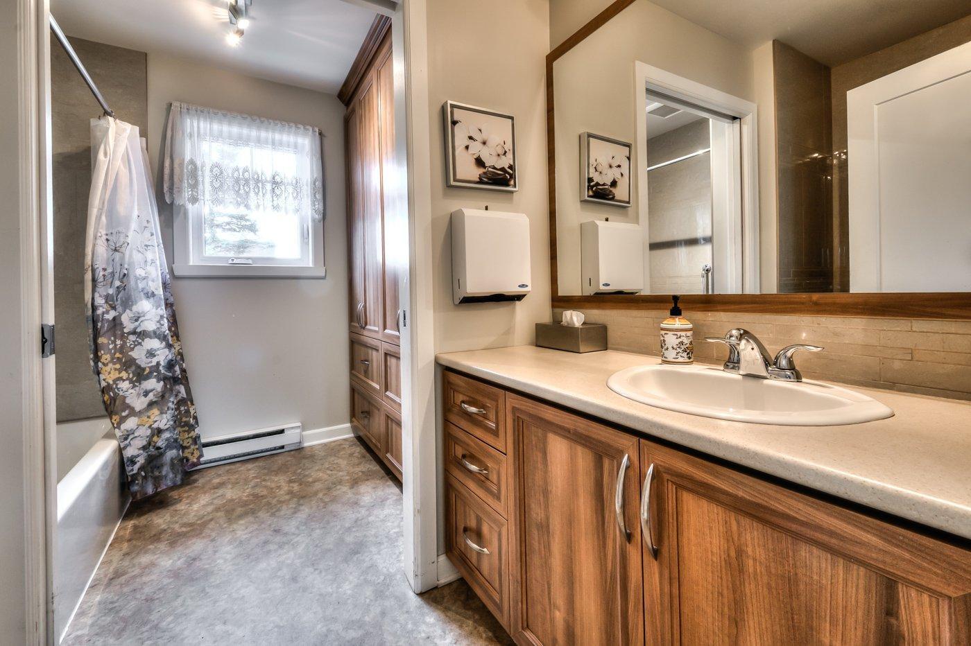 









249


Rue St-Henri

,
Napierville,




QC
J0J1L0

