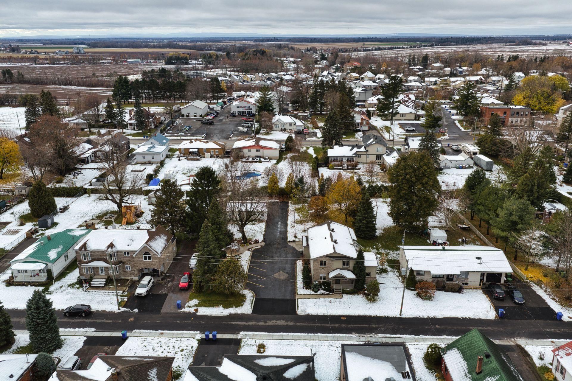 









249


Rue St-Henri

,
Napierville,




QC
J0J1L0

