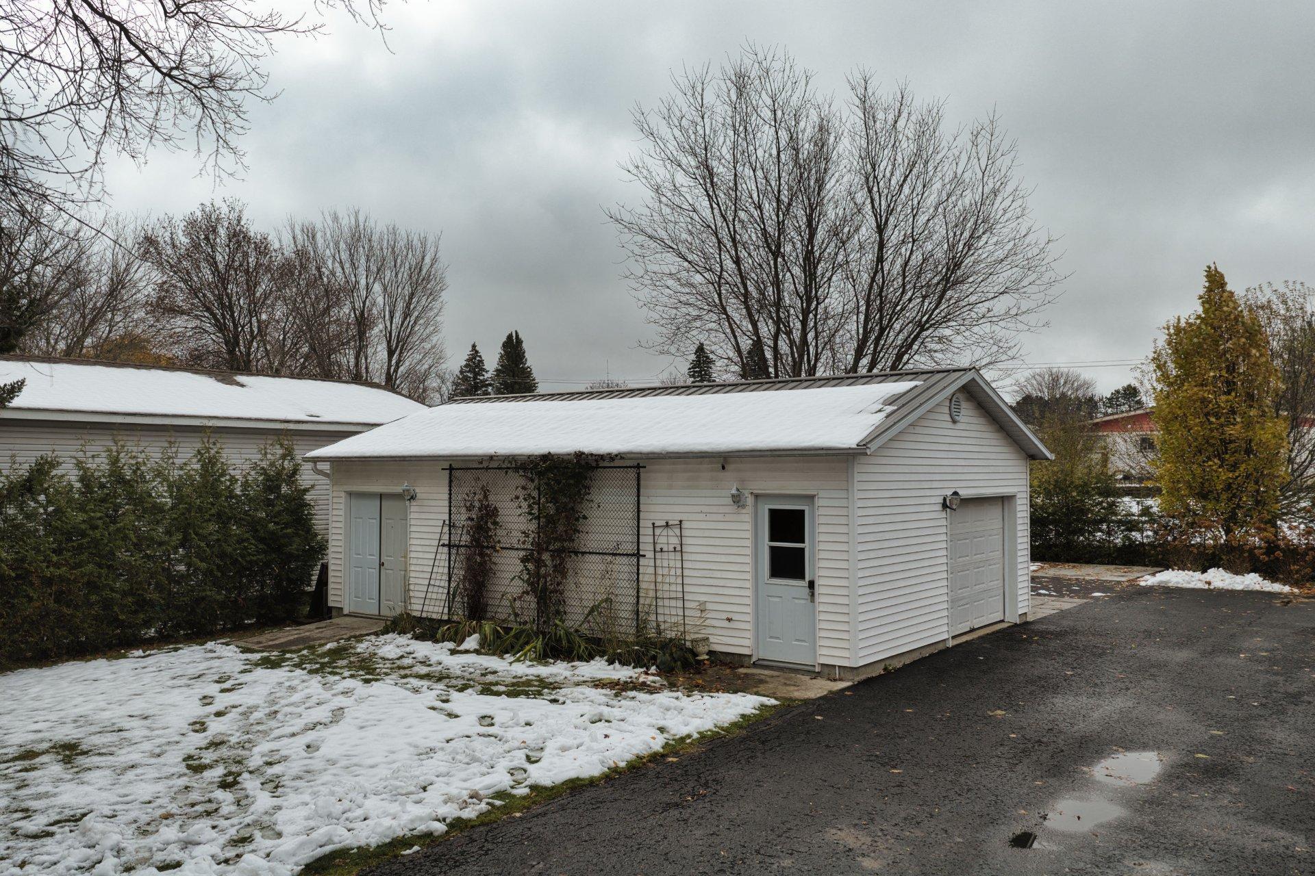 









249


Rue St-Henri

,
Napierville,




QC
J0J1L0

