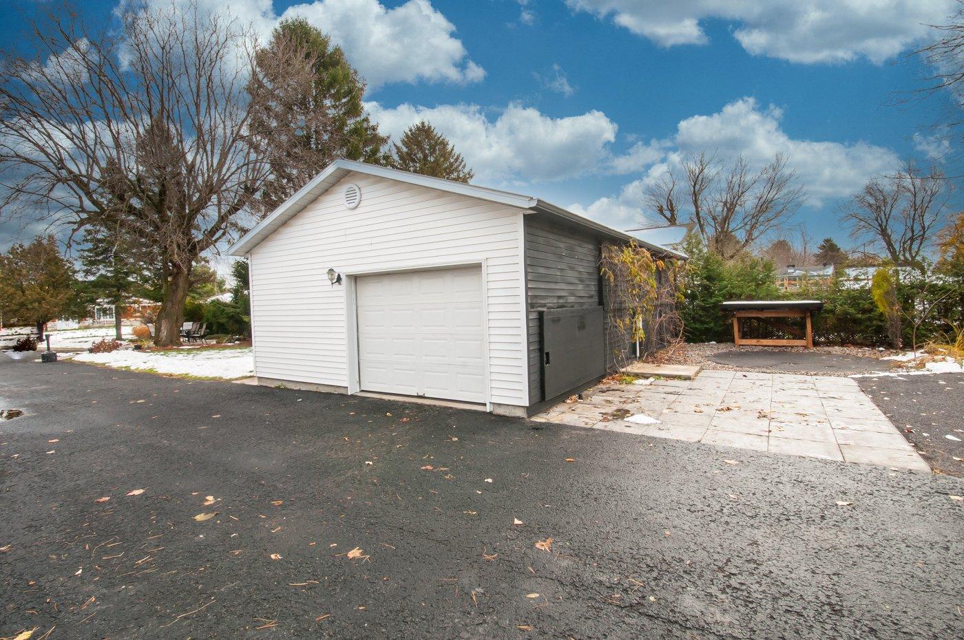 









249


Rue St-Henri

,
Napierville,




QC
J0J1L0

