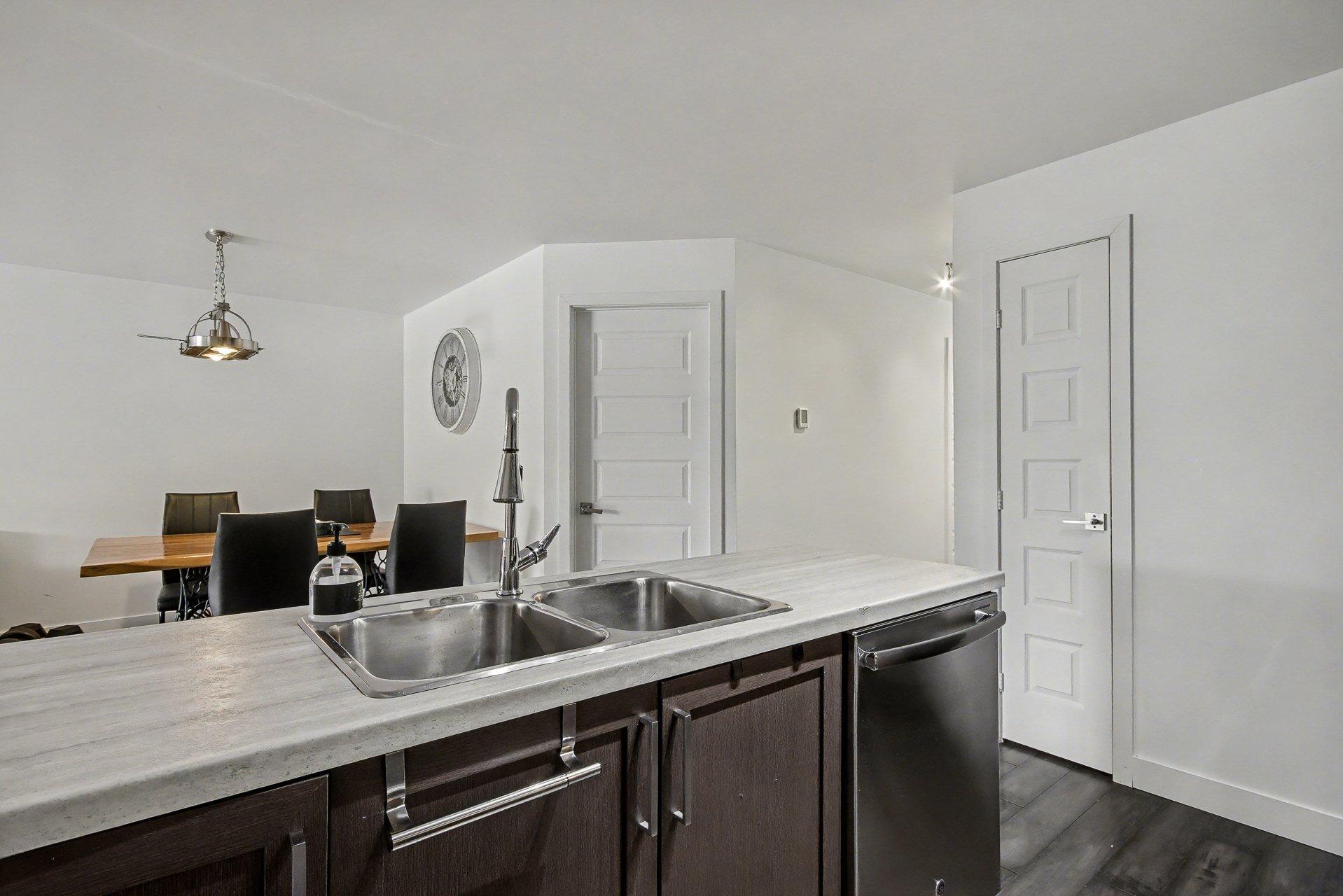 









772


Rue de la Volière

, 2,
Granby,




QC
J2J0J3

