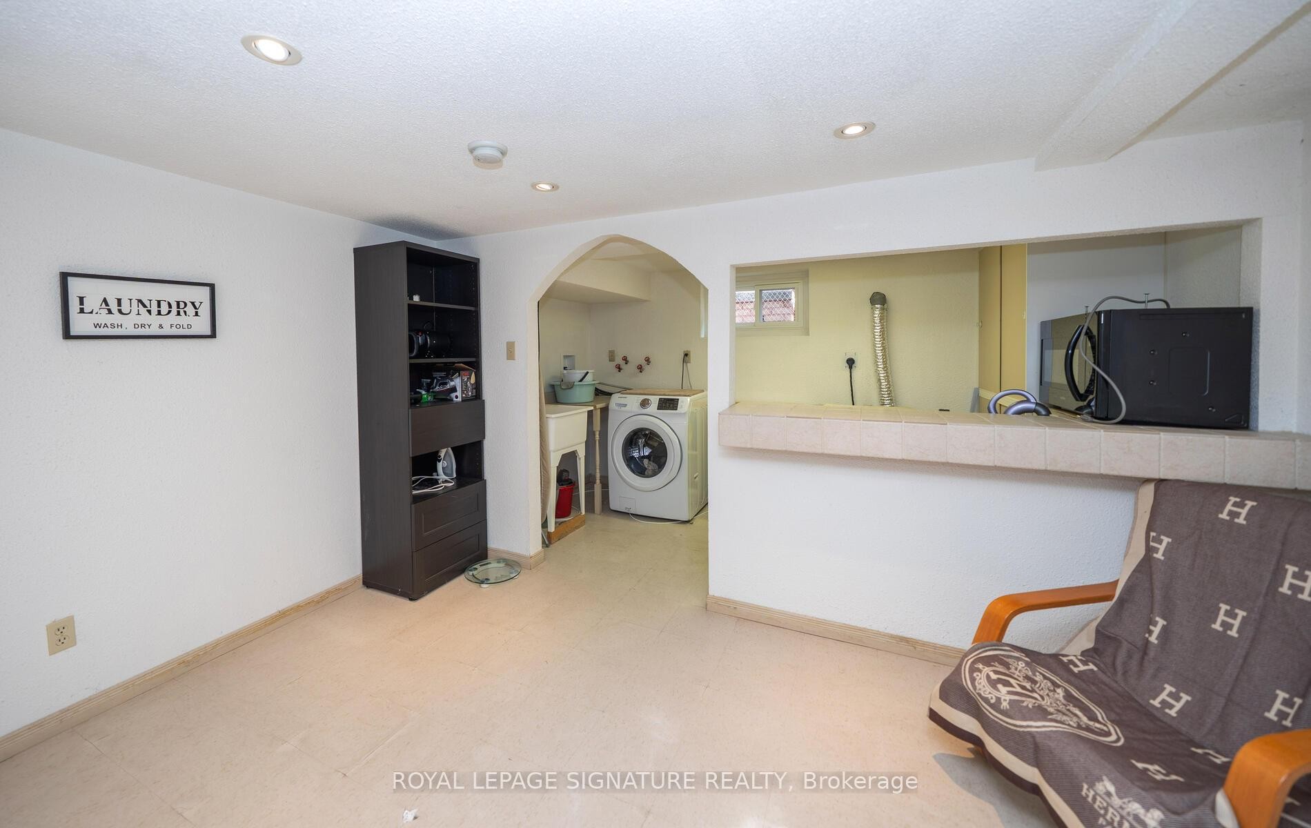 









2098


Pharmacy

Avenue,
Toronto,




ON
M1W 1H8

