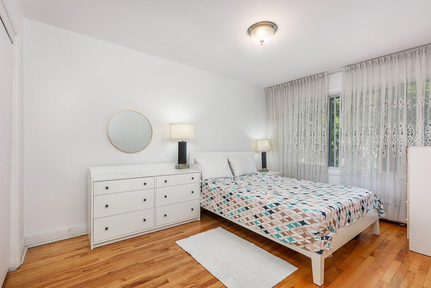 









5701

 - 5703


Av. Coolbrook

,
Montréal (Côte-des-Neiges/Notre-Dame-de-Grâce),




QC
H3X2L9

