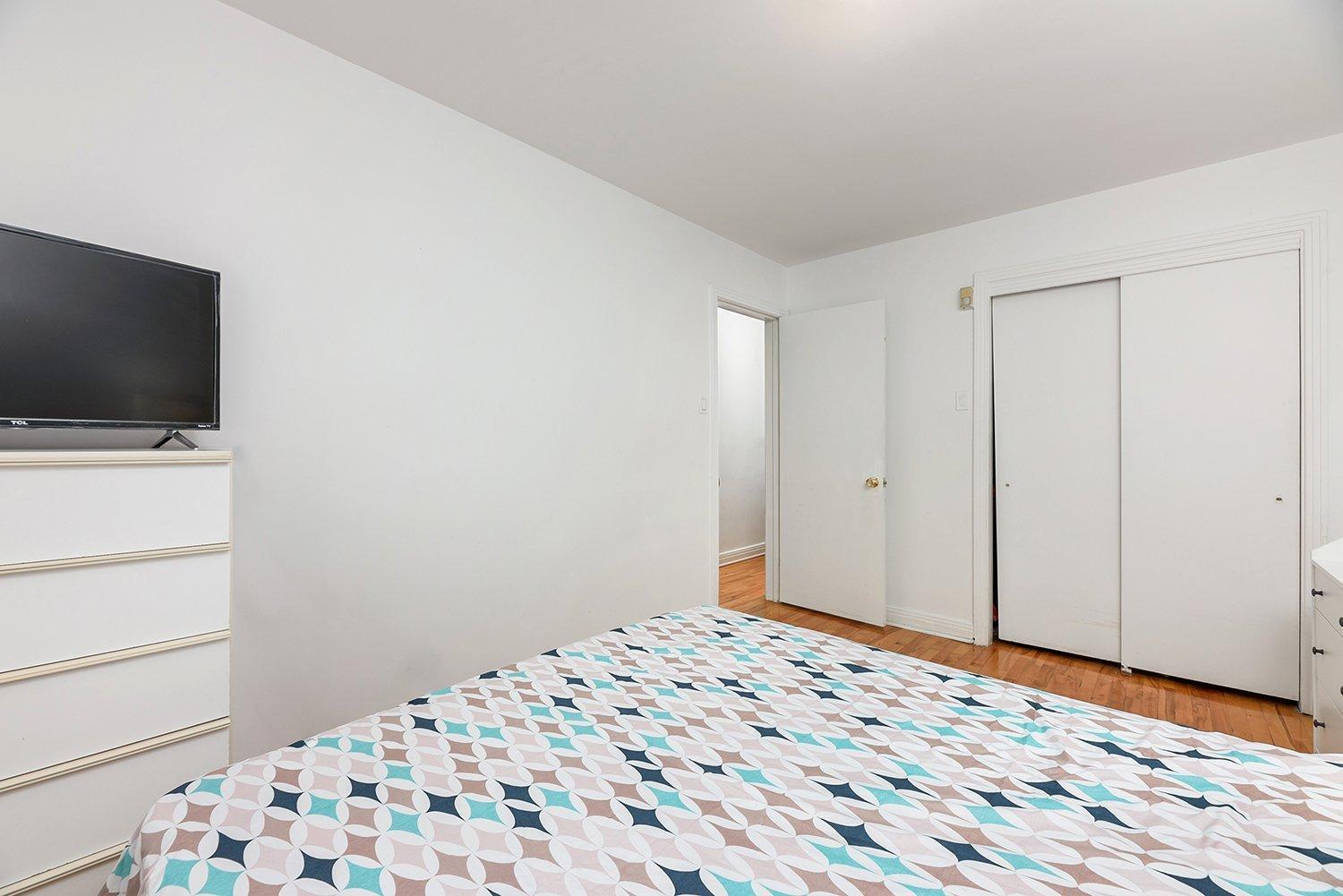 









5701

 - 5703


Av. Coolbrook

,
Montréal (Côte-des-Neiges/Notre-Dame-de-Grâce),




QC
H3X2L9

