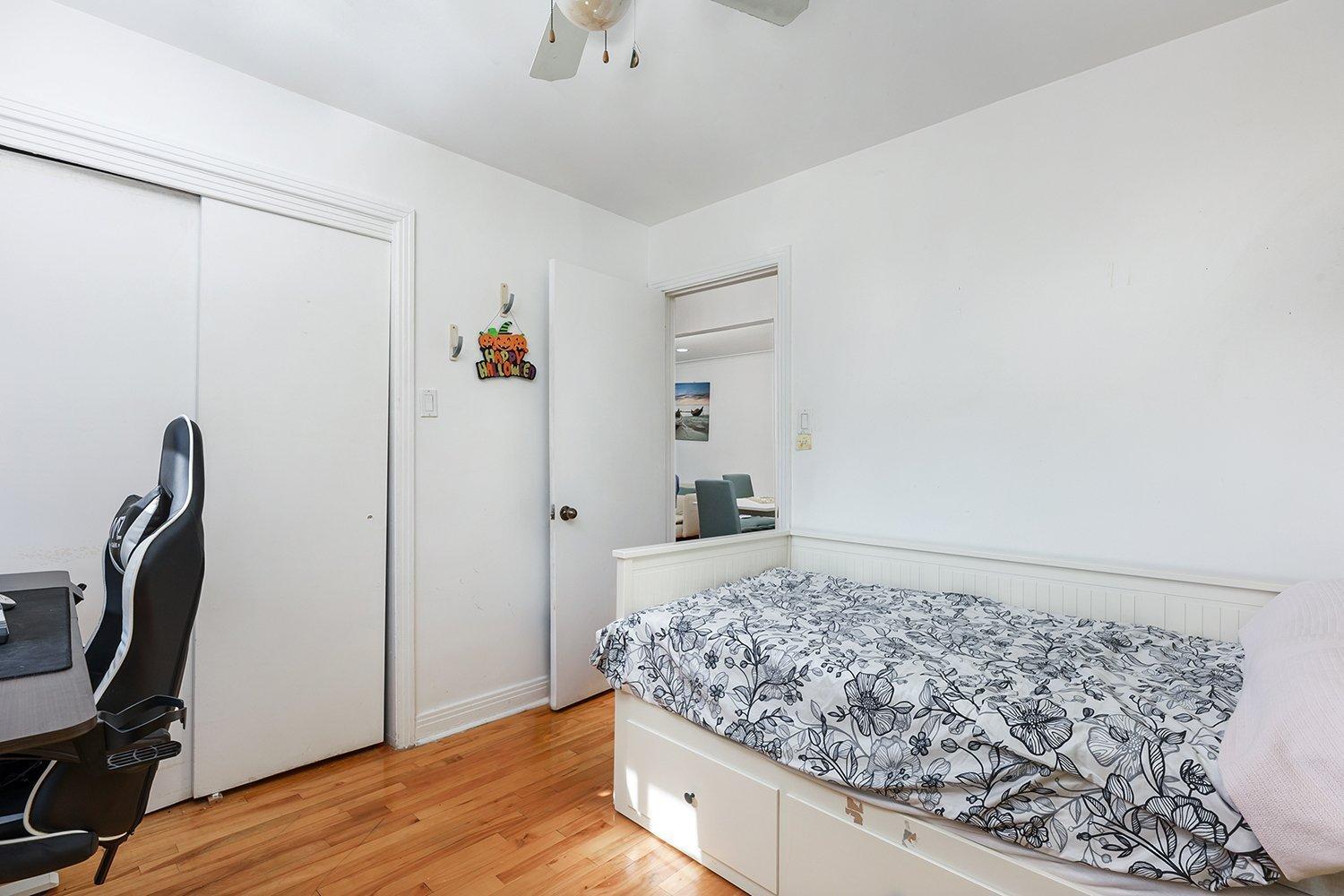 









5701

 - 5703


Av. Coolbrook

,
Montréal (Côte-des-Neiges/Notre-Dame-de-Grâce),




QC
H3X2L9

