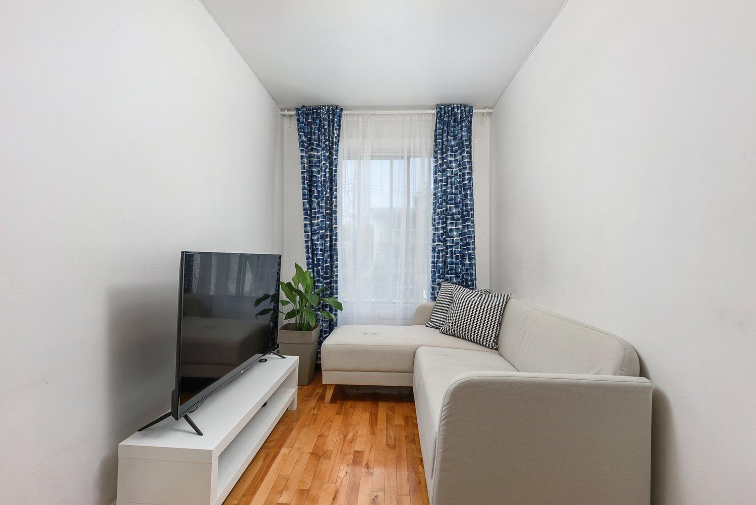 









5701

 - 5703


Av. Coolbrook

,
Montréal (Côte-des-Neiges/Notre-Dame-de-Grâce),




QC
H3X2L9

