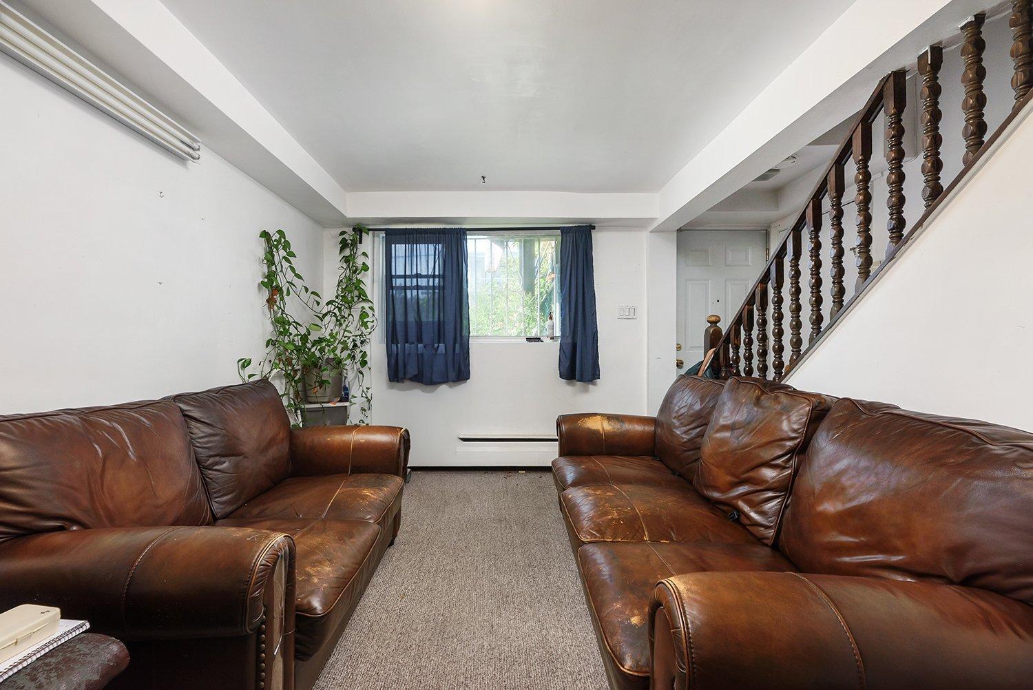 









5701

 - 5703


Av. Coolbrook

,
Montréal (Côte-des-Neiges/Notre-Dame-de-Grâce),




QC
H3X2L9

