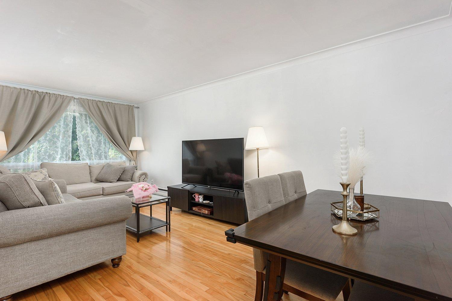 









5701

 - 5703


Av. Coolbrook

,
Montréal (Côte-des-Neiges/Notre-Dame-de-Grâce),




QC
H3X2L9

