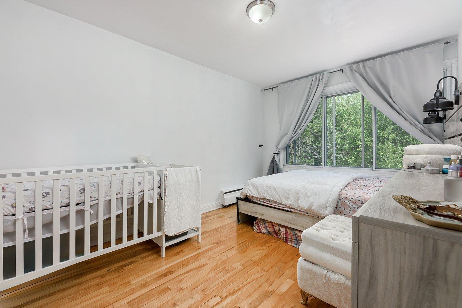 









5701

 - 5703


Av. Coolbrook

,
Montréal (Côte-des-Neiges/Notre-Dame-de-Grâce),




QC
H3X2L9

