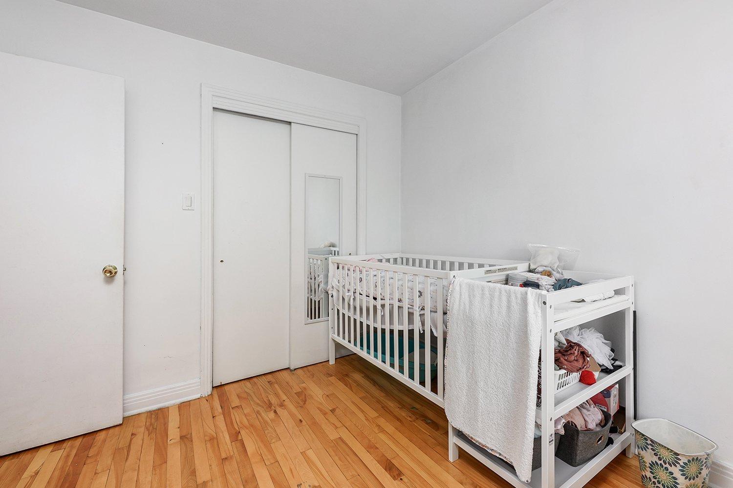 









5701

 - 5703


Av. Coolbrook

,
Montréal (Côte-des-Neiges/Notre-Dame-de-Grâce),




QC
H3X2L9

