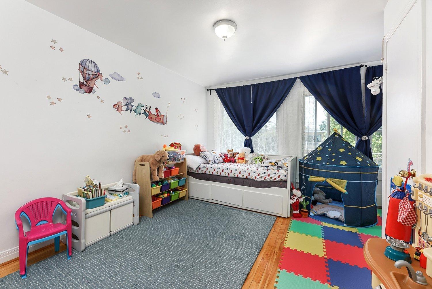 









5701

 - 5703


Av. Coolbrook

,
Montréal (Côte-des-Neiges/Notre-Dame-de-Grâce),




QC
H3X2L9

