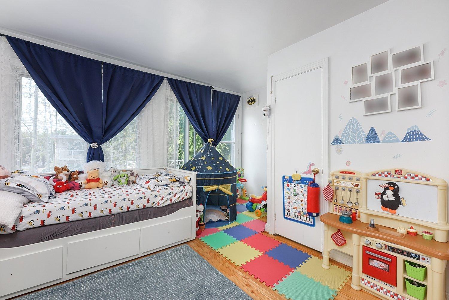 









5701

 - 5703


Av. Coolbrook

,
Montréal (Côte-des-Neiges/Notre-Dame-de-Grâce),




QC
H3X2L9

