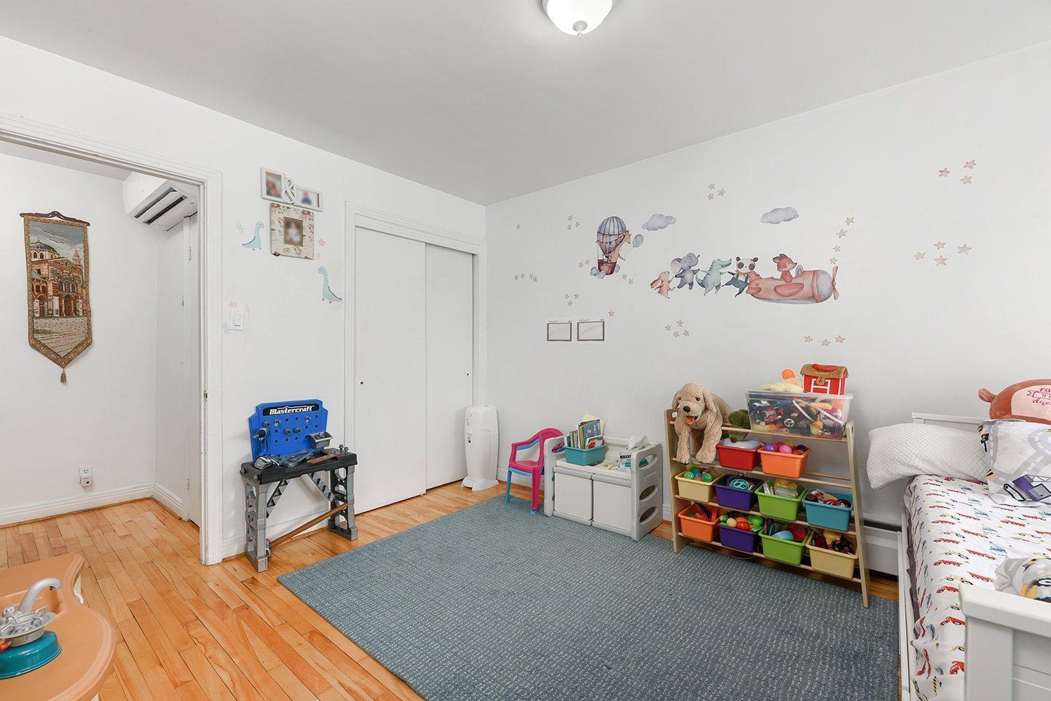 









5701

 - 5703


Av. Coolbrook

,
Montréal (Côte-des-Neiges/Notre-Dame-de-Grâce),




QC
H3X2L9

