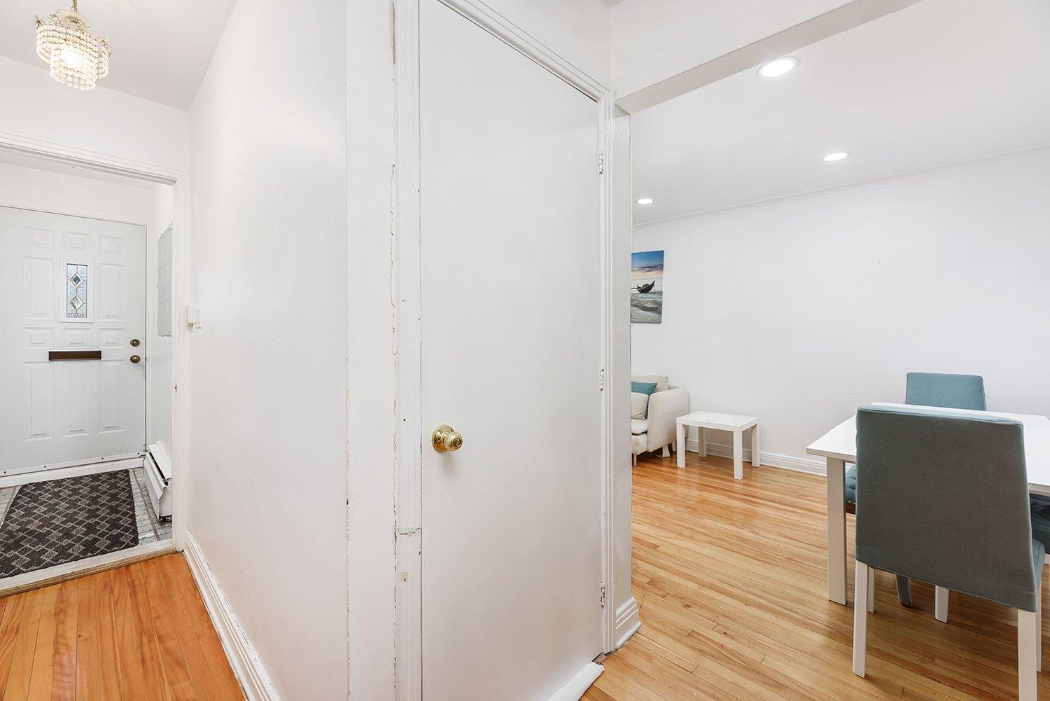 









5701

 - 5703


Av. Coolbrook

,
Montréal (Côte-des-Neiges/Notre-Dame-de-Grâce),




QC
H3X2L9

