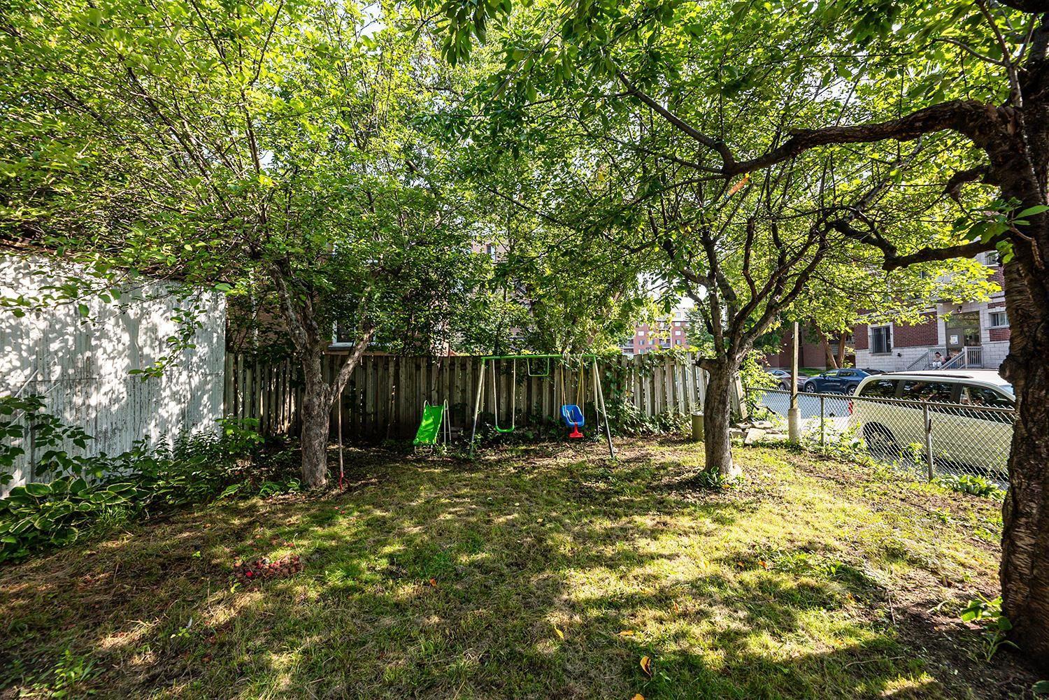 









5701

 - 5703


Av. Coolbrook

,
Montréal (Côte-des-Neiges/Notre-Dame-de-Grâce),




QC
H3X2L9

