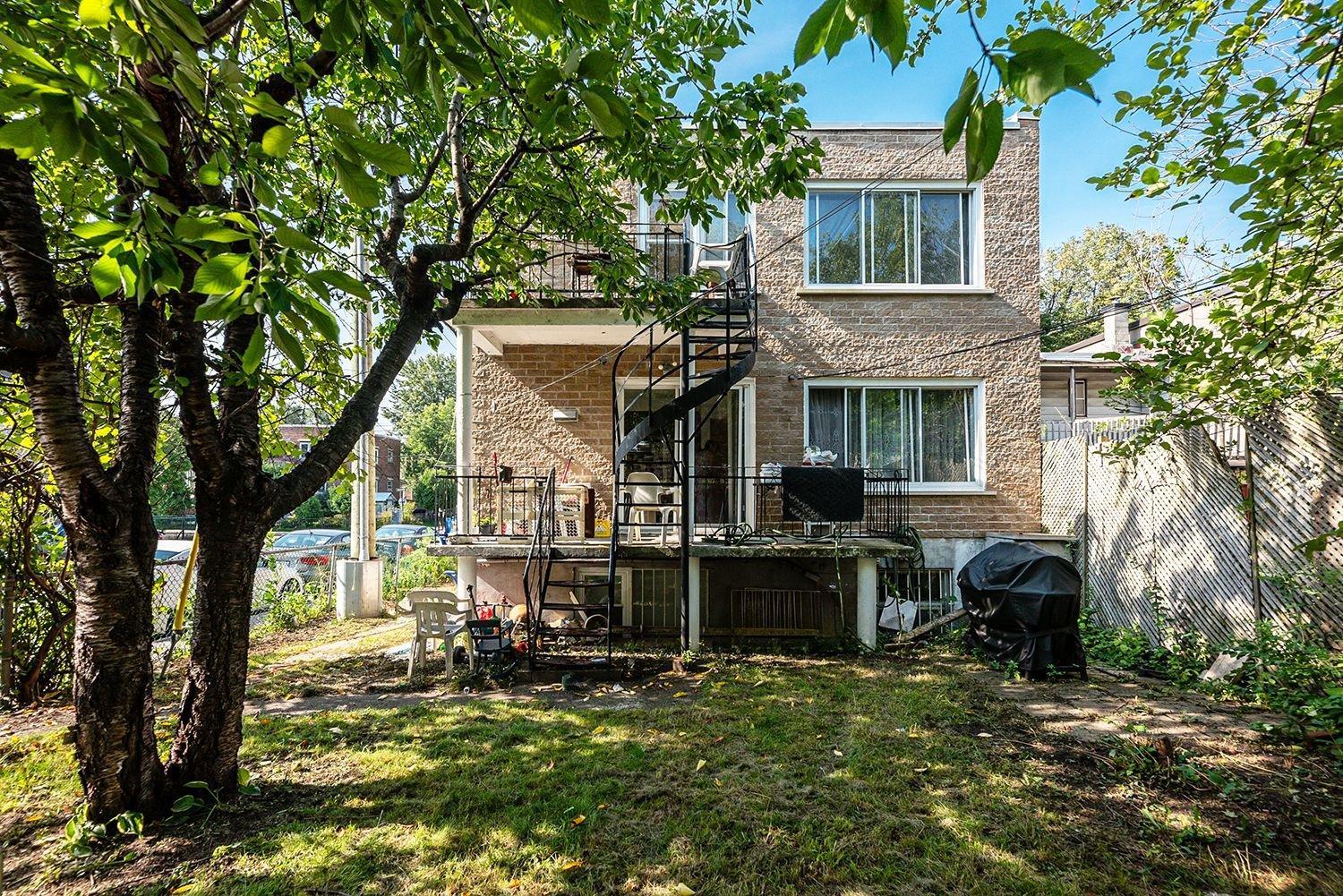 









5701

 - 5703


Av. Coolbrook

,
Montréal (Côte-des-Neiges/Notre-Dame-de-Grâce),




QC
H3X2L9

