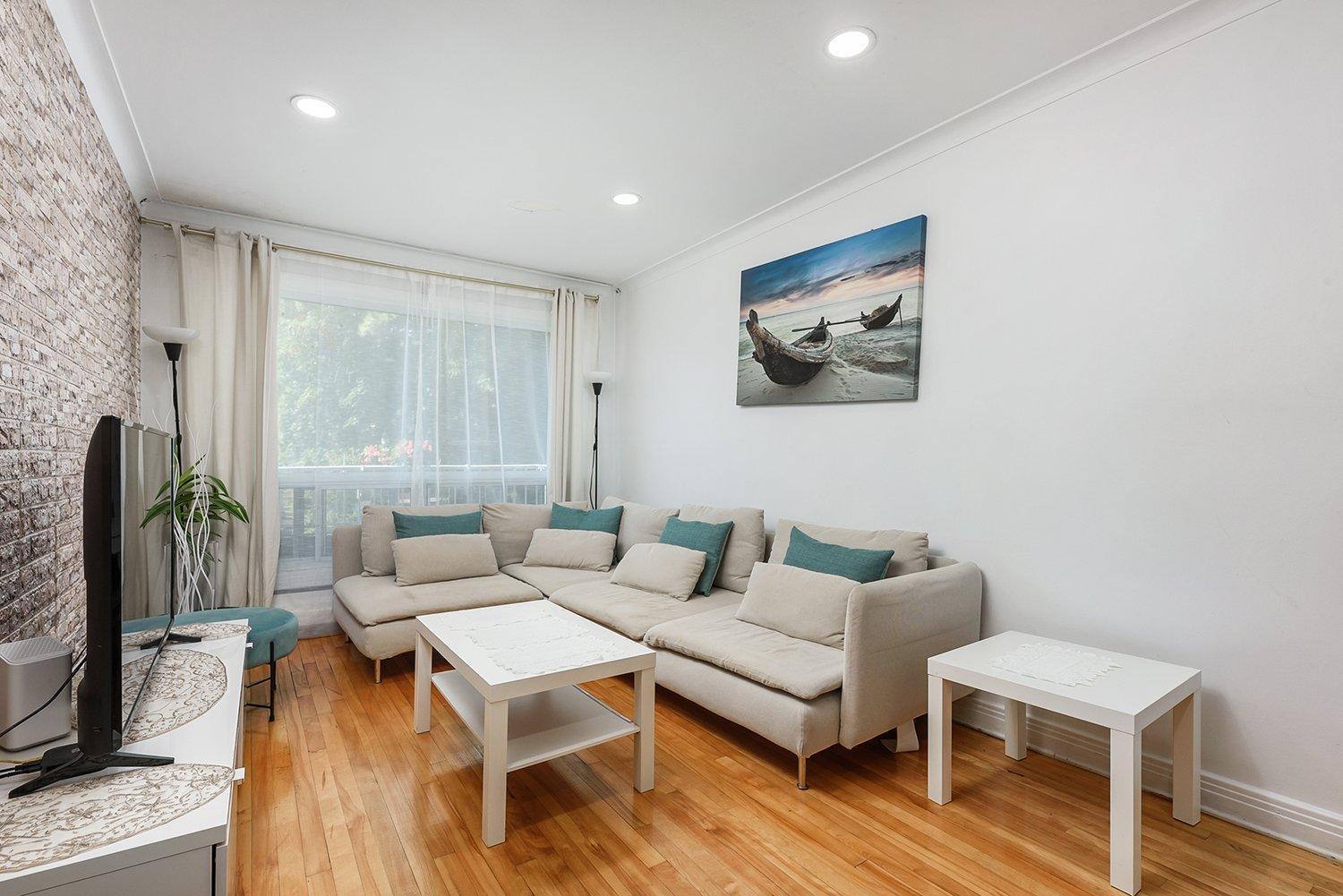 









5701

 - 5703


Av. Coolbrook

,
Montréal (Côte-des-Neiges/Notre-Dame-de-Grâce),




QC
H3X2L9

