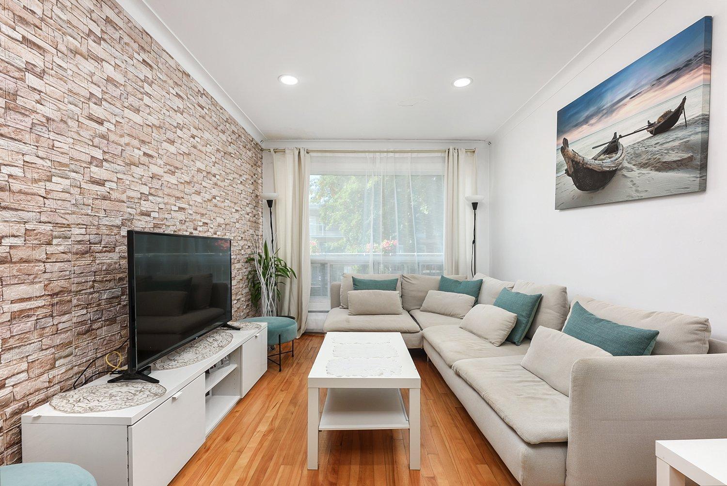 









5701

 - 5703


Av. Coolbrook

,
Montréal (Côte-des-Neiges/Notre-Dame-de-Grâce),




QC
H3X2L9

