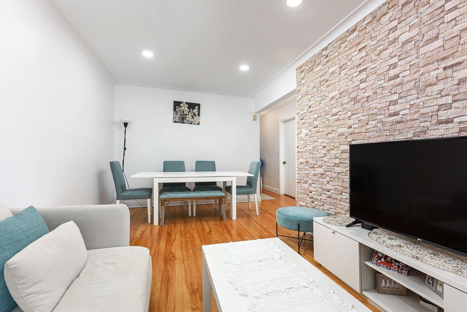 









5701

 - 5703


Av. Coolbrook

,
Montréal (Côte-des-Neiges/Notre-Dame-de-Grâce),




QC
H3X2L9

