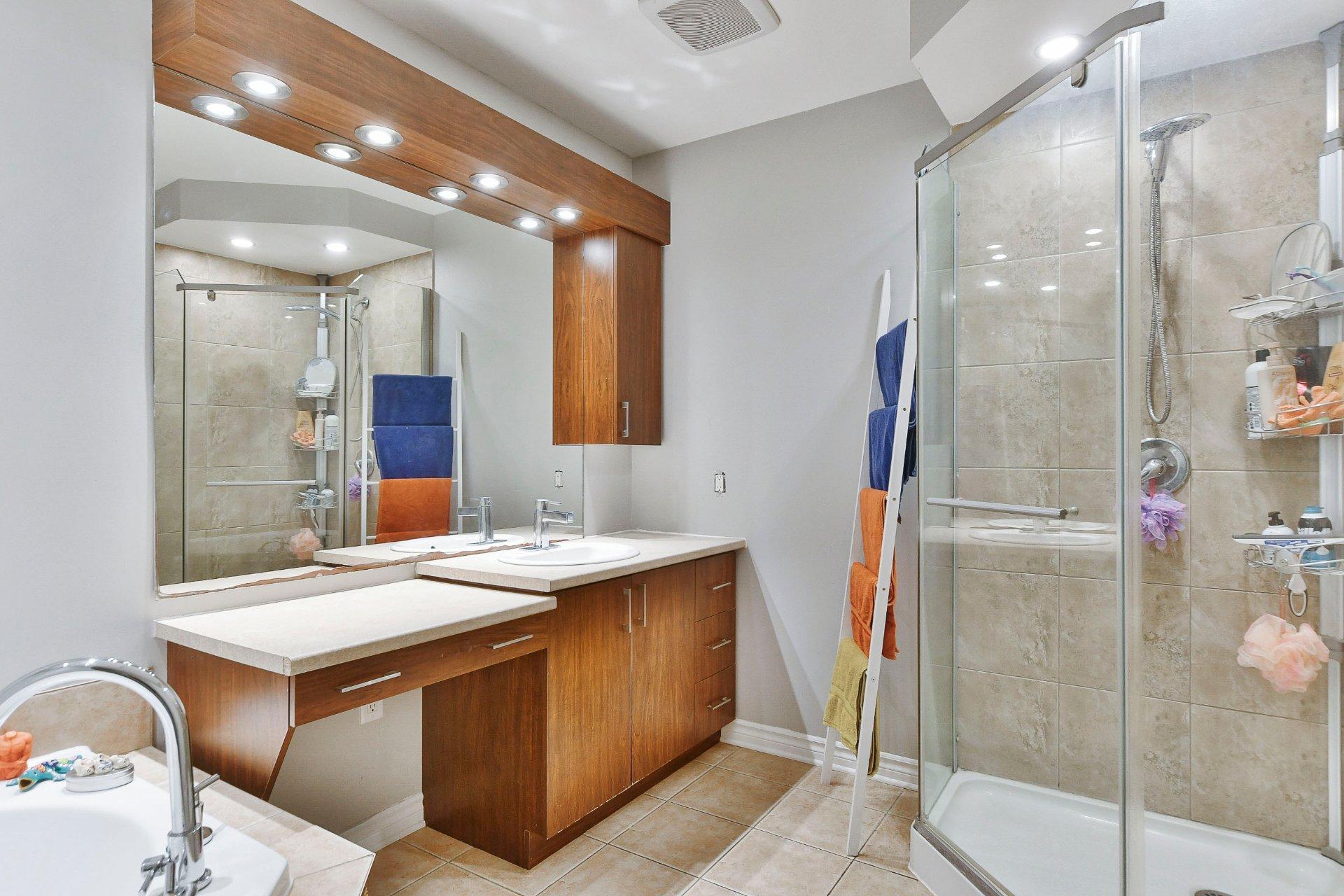 









365


Rue de la Fruitière

,
Saint-Lin/Laurentides,




QC
J5X2R6

