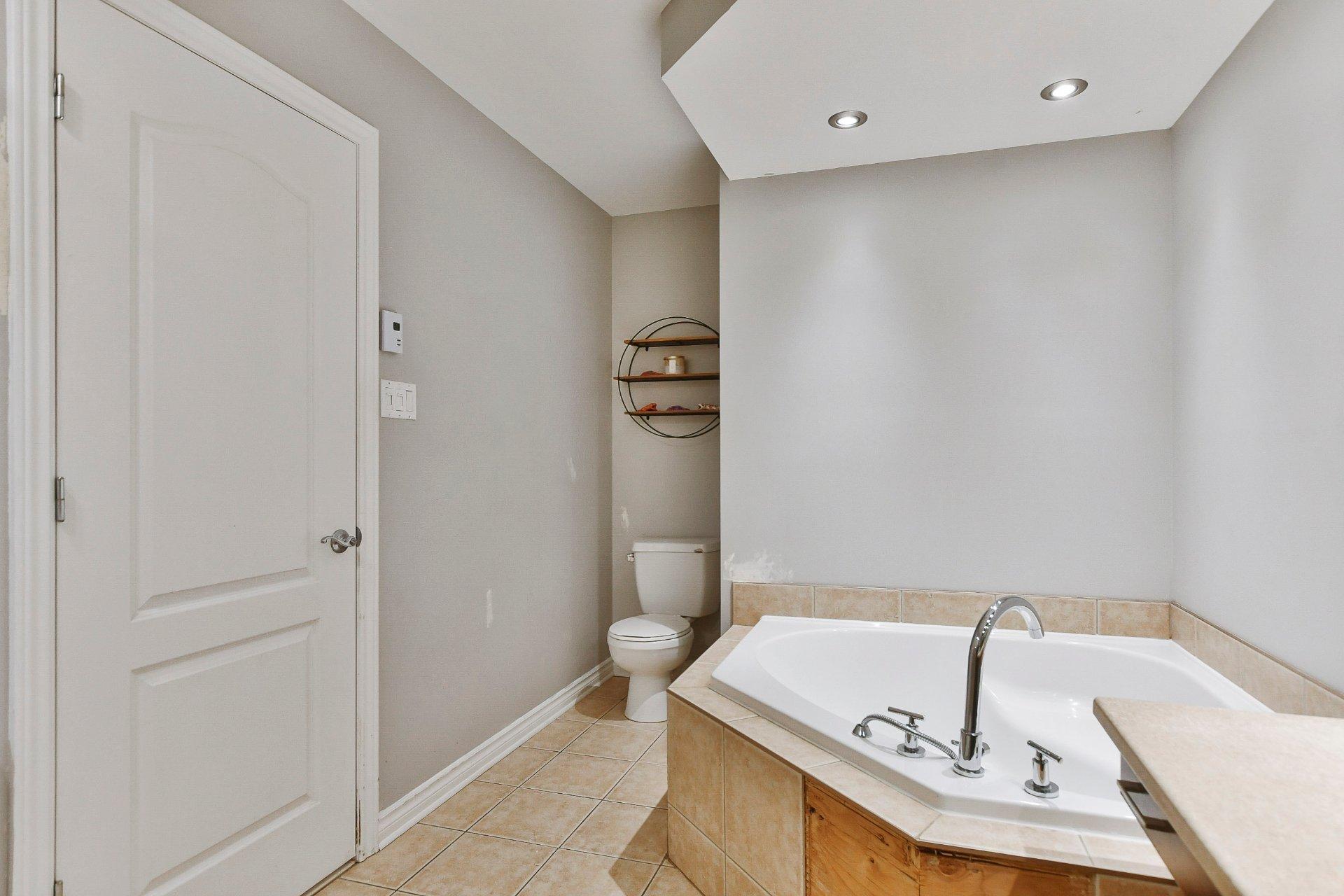 









365


Rue de la Fruitière

,
Saint-Lin/Laurentides,




QC
J5X2R6

