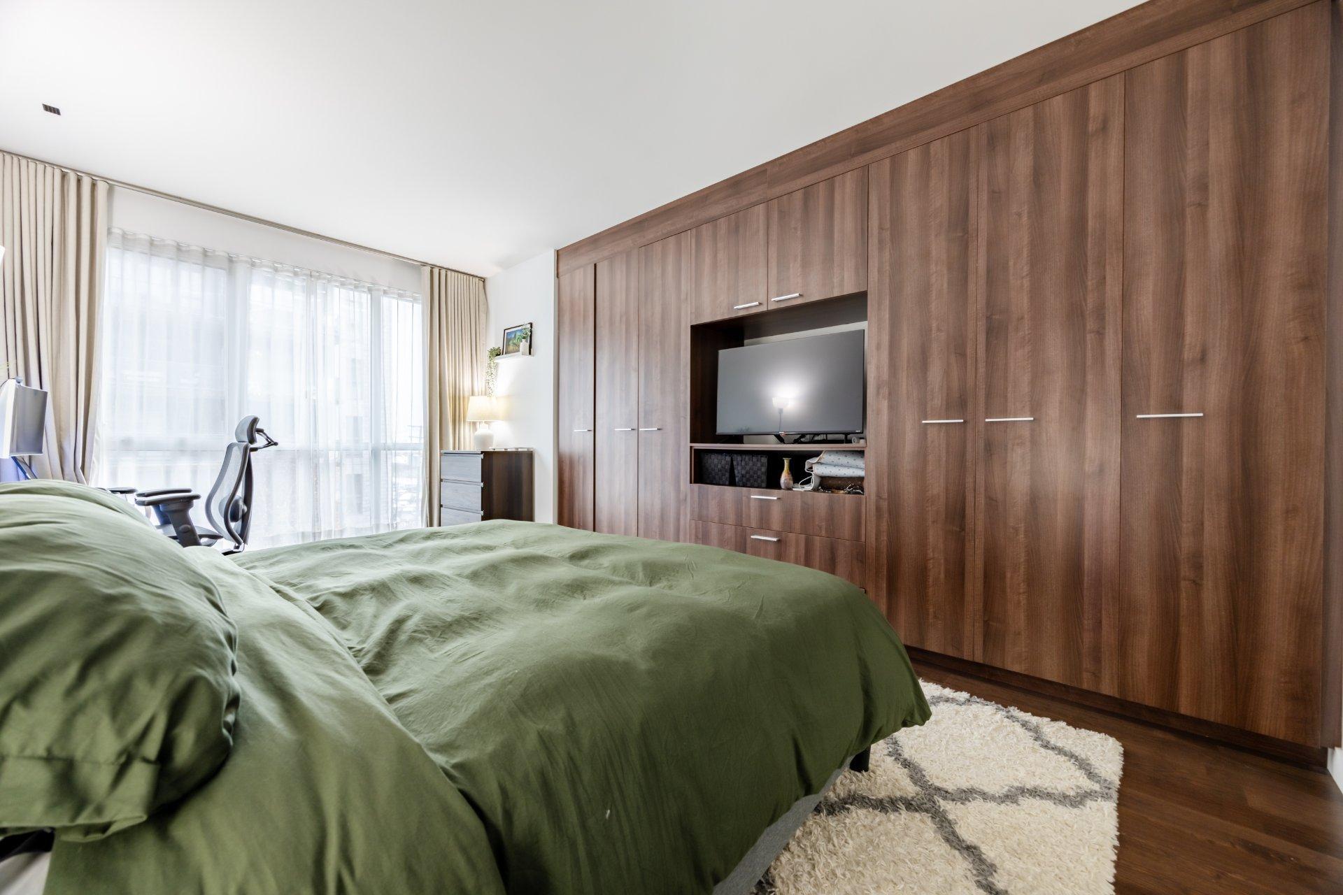 









905


Av. Plymouth

, 420,
Mont-Royal,




QC
H4P1B2

