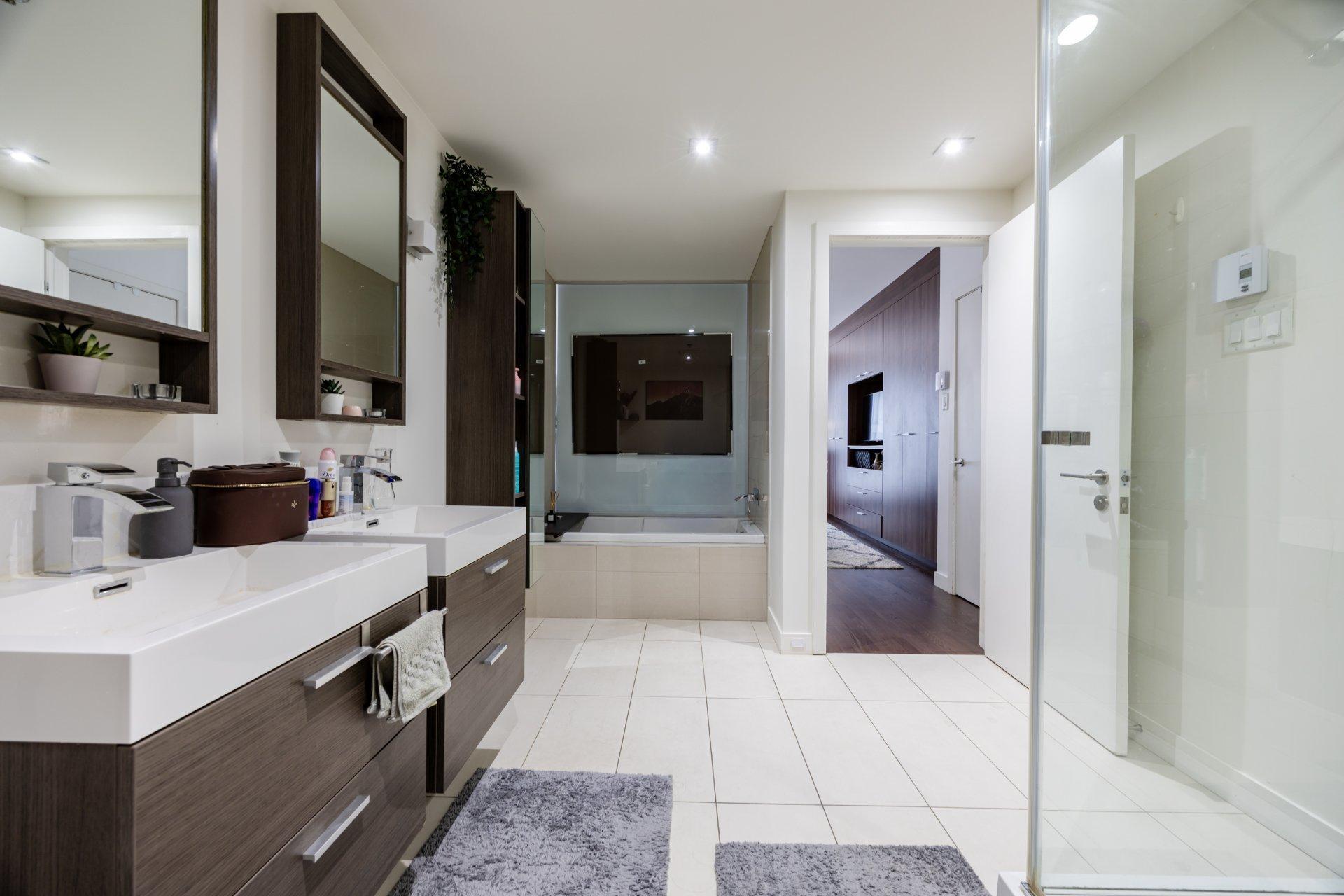 









905


Av. Plymouth

, 420,
Mont-Royal,




QC
H4P1B2

