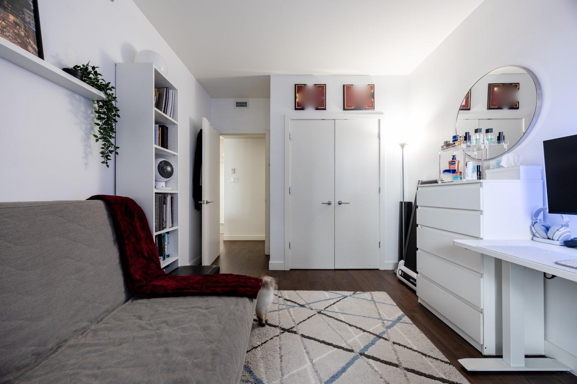 









905


Av. Plymouth

, 420,
Mont-Royal,




QC
H4P1B2

