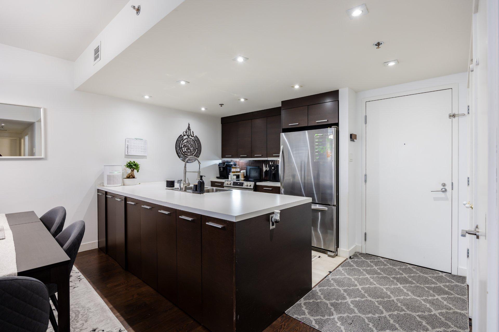 









905


Av. Plymouth

, 420,
Mont-Royal,




QC
H4P1B2

