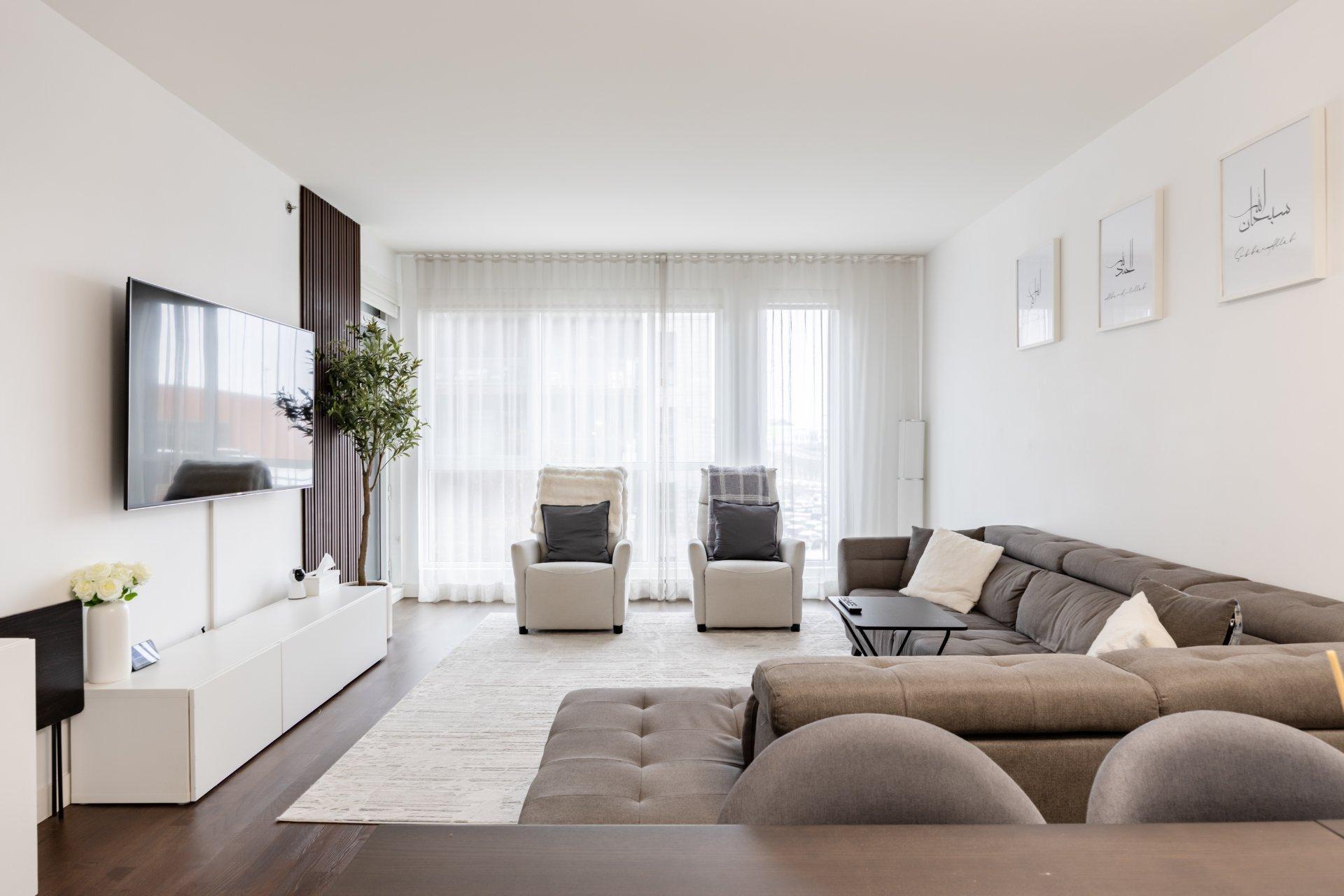 









905


Av. Plymouth

, 420,
Mont-Royal,




QC
H4P1B2

