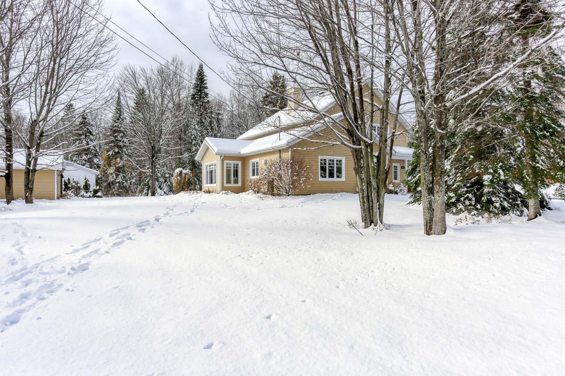 









6051


Rue des Marguerites

,
Shawinigan,




QC
G9T7C4

