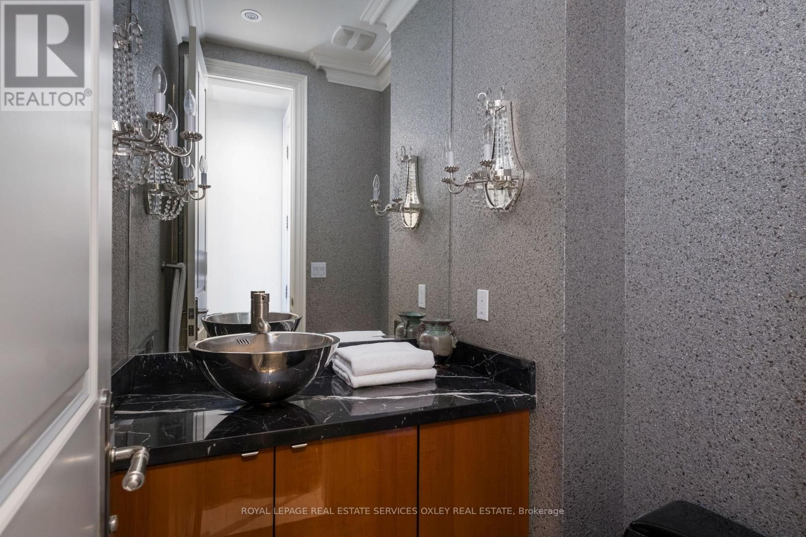 












TH D - 22 BIRCH AVENUE

,
Toronto,




Ontario
M4V1C8

