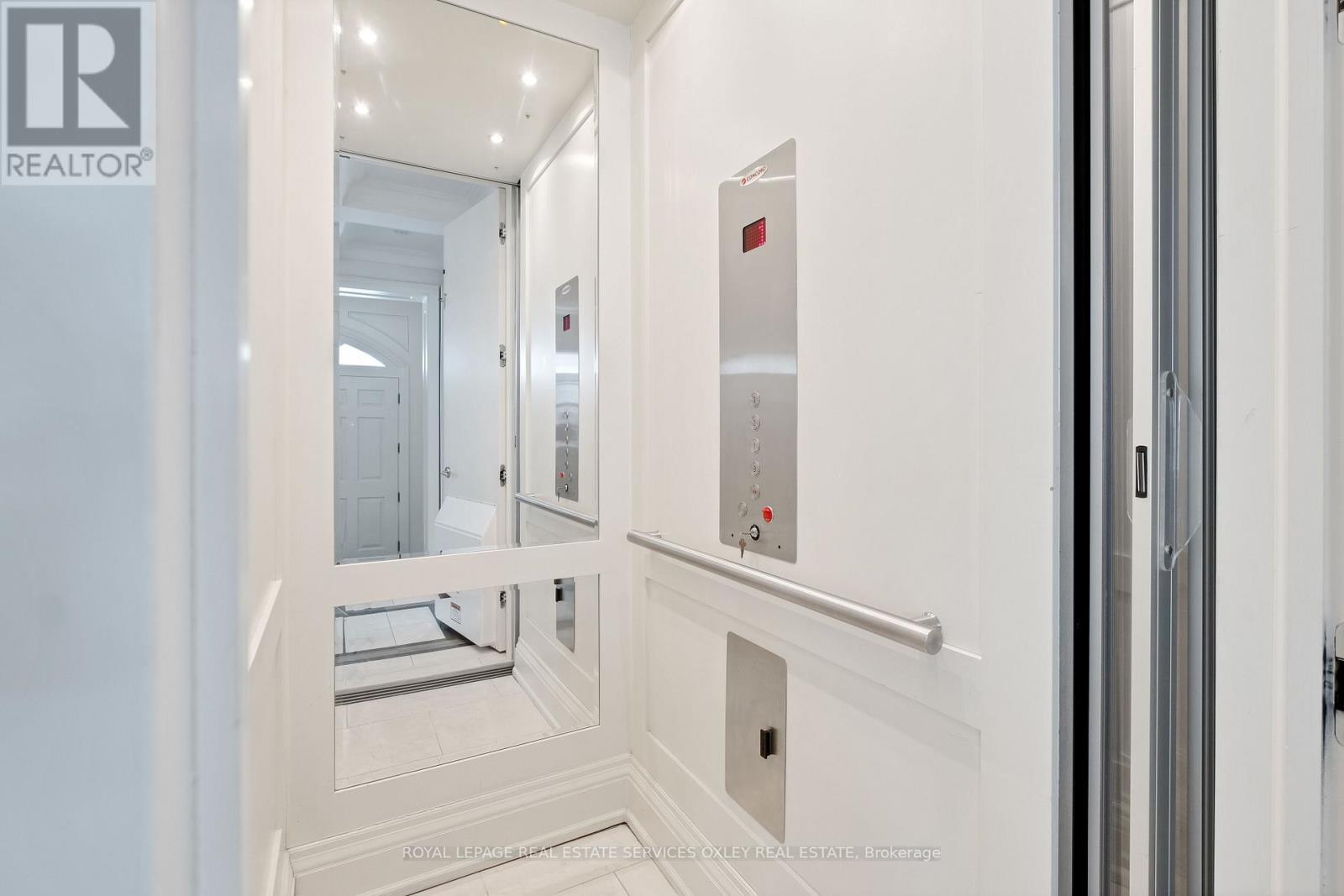 












TH D - 22 BIRCH AVENUE

,
Toronto,




Ontario
M4V1C8

