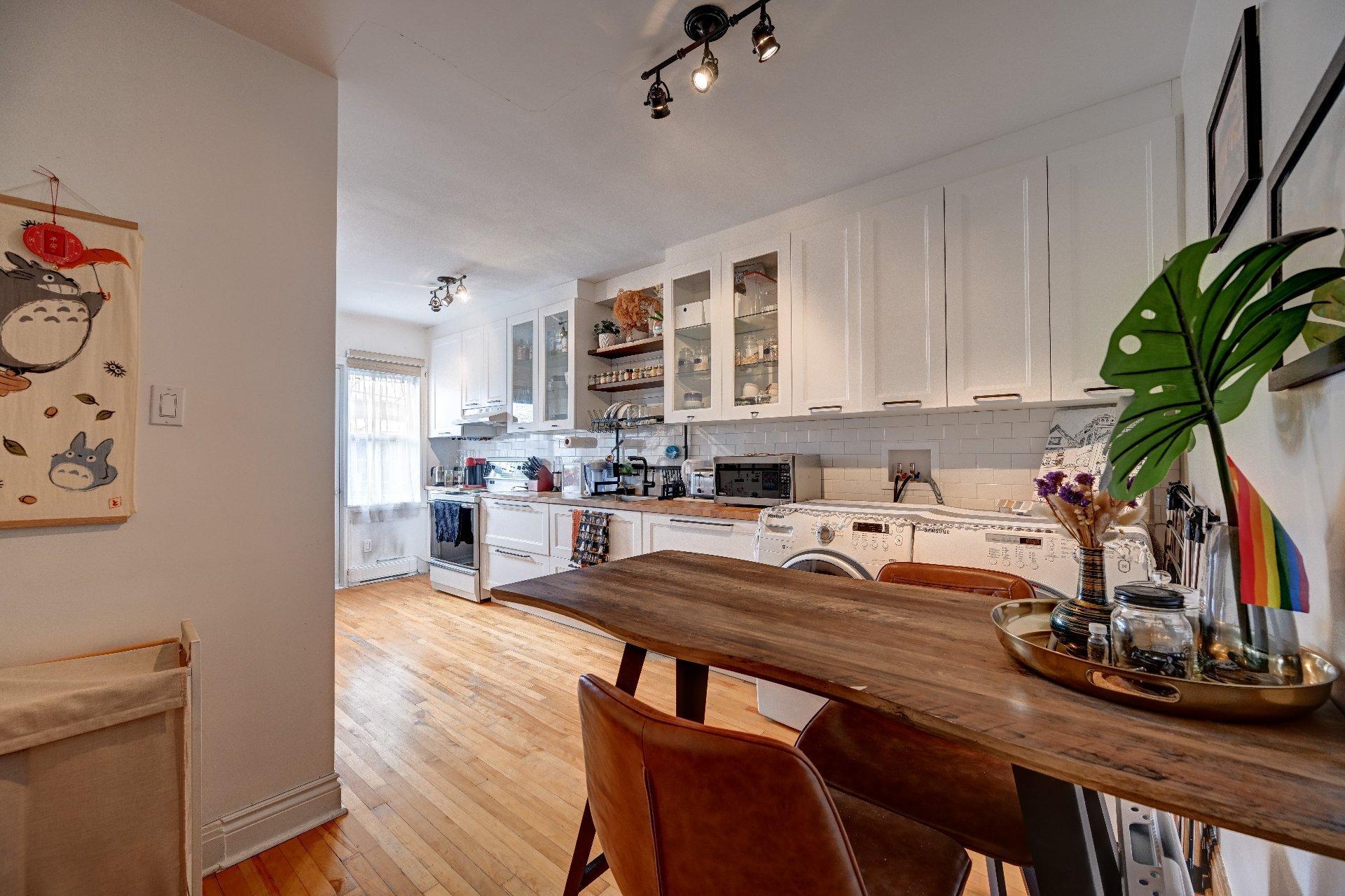 









8004


Av. Casgrain

,
Montréal (Villeray/Saint-Michel/Parc-Extension),




QC
H2R1Z3

