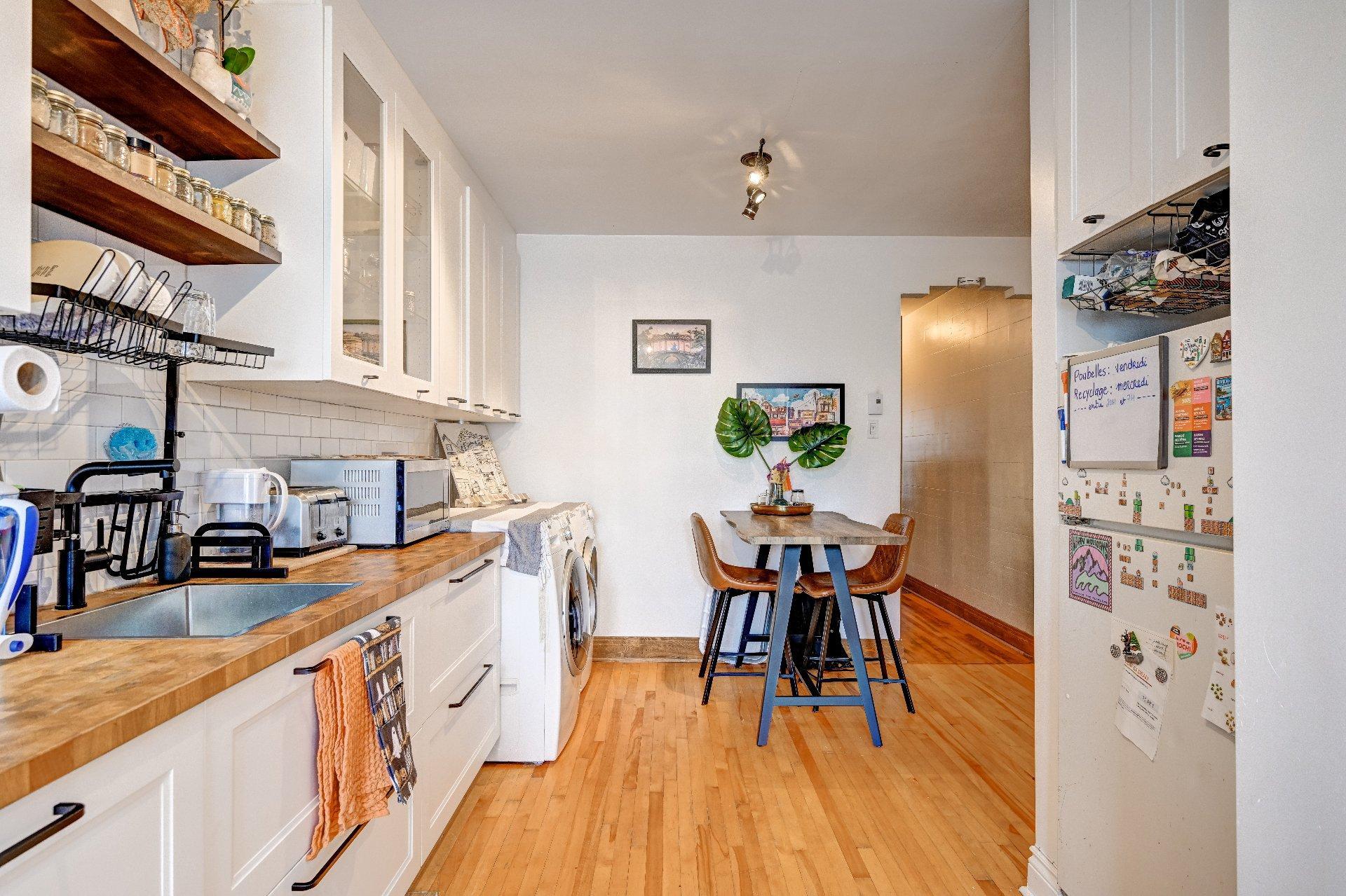 









8004


Av. Casgrain

,
Montréal (Villeray/Saint-Michel/Parc-Extension),




QC
H2R1Z3

