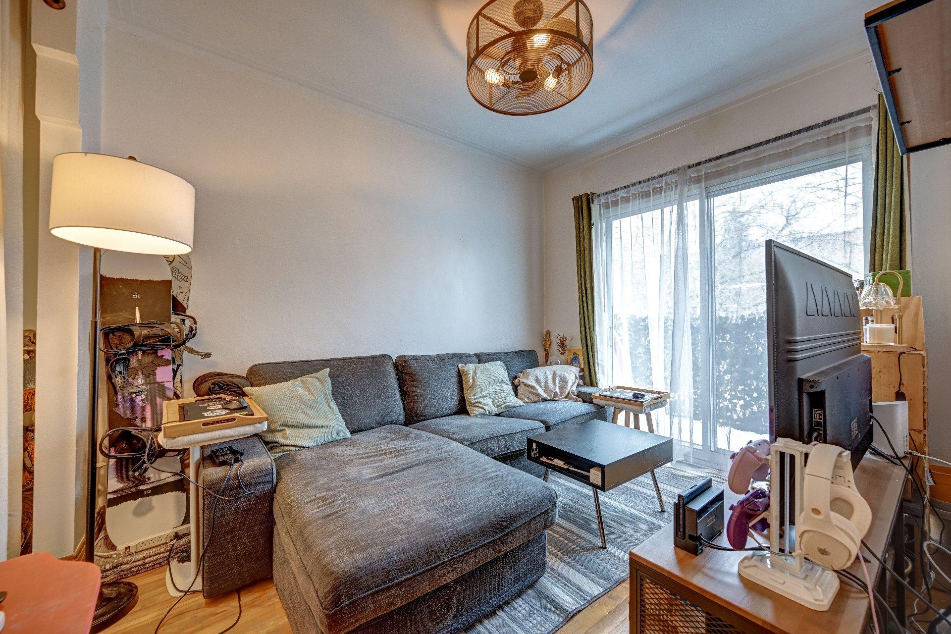 









8004


Av. Casgrain

,
Montréal (Villeray/Saint-Michel/Parc-Extension),




QC
H2R1Z3

