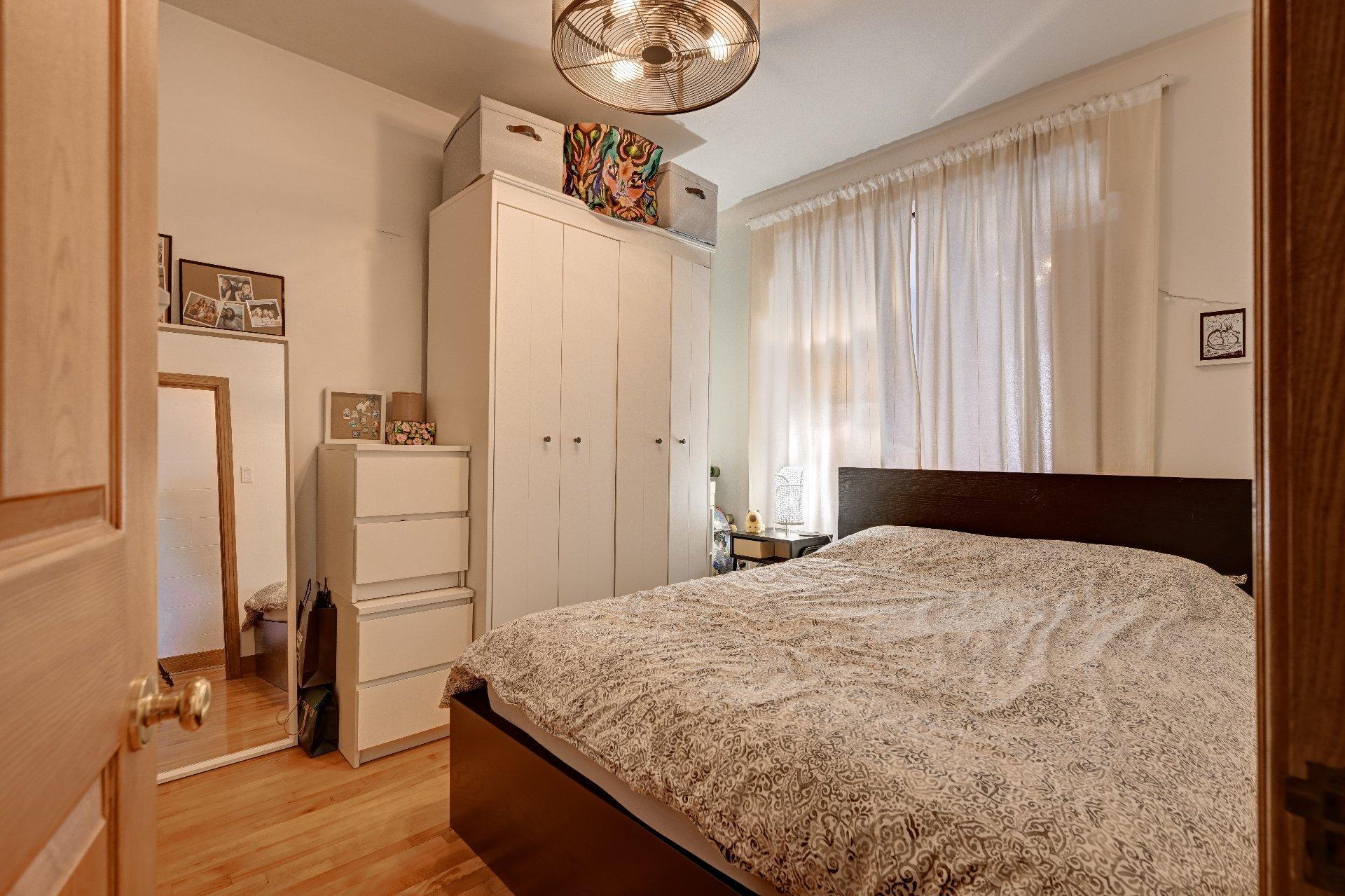 









8004


Av. Casgrain

,
Montréal (Villeray/Saint-Michel/Parc-Extension),




QC
H2R1Z3

