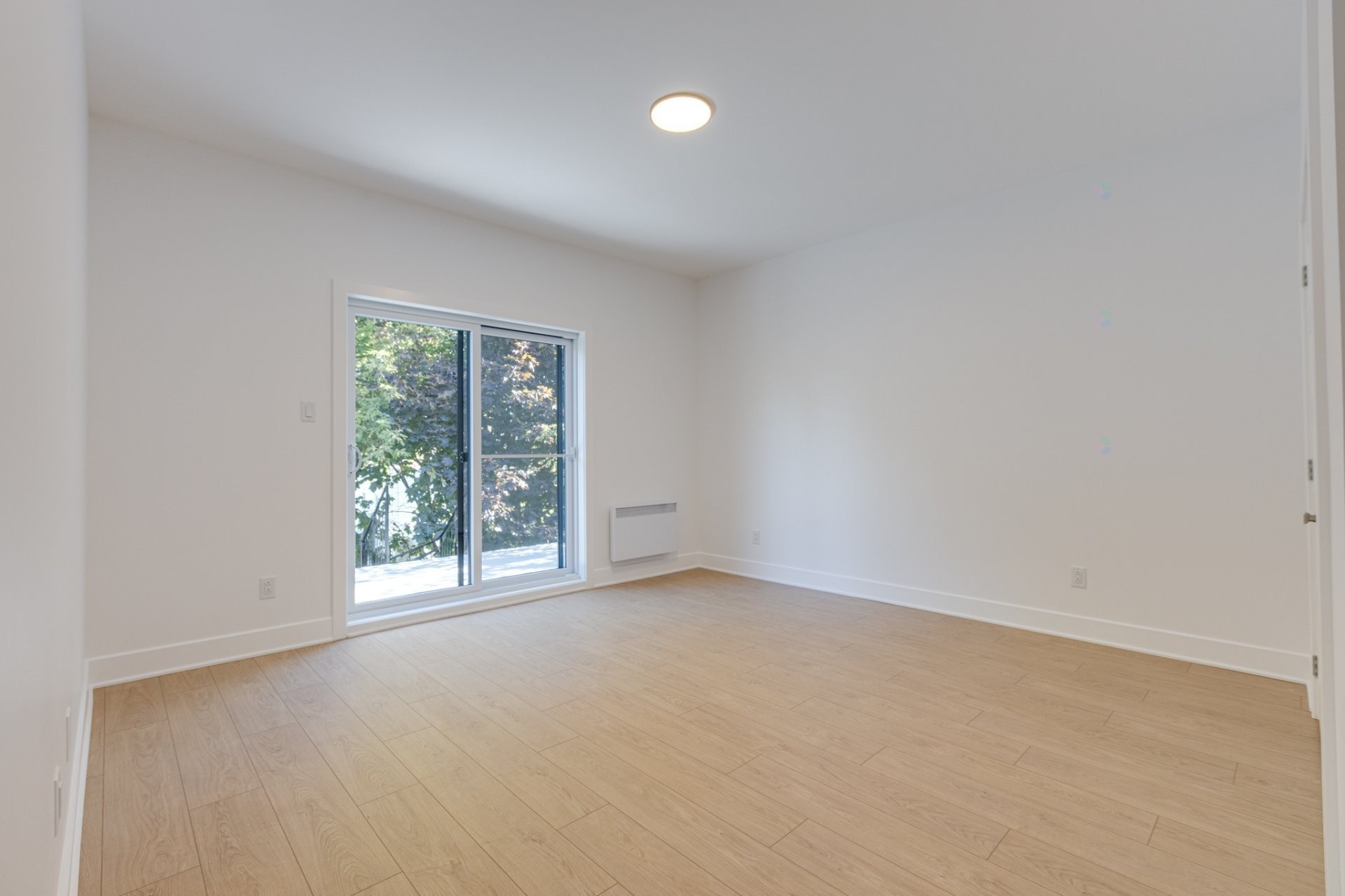 









11379


Av. L'Archevêque

,
Montréal (Montréal-Nord),




QC
H1H3B1

