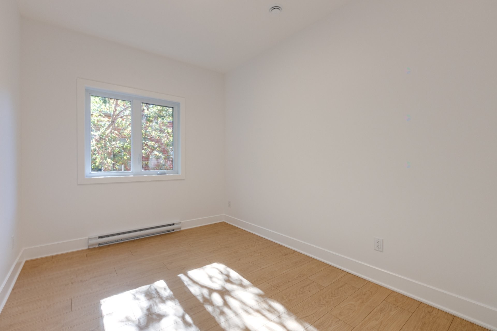 









11379


Av. L'Archevêque

,
Montréal (Montréal-Nord),




QC
H1H3B1

