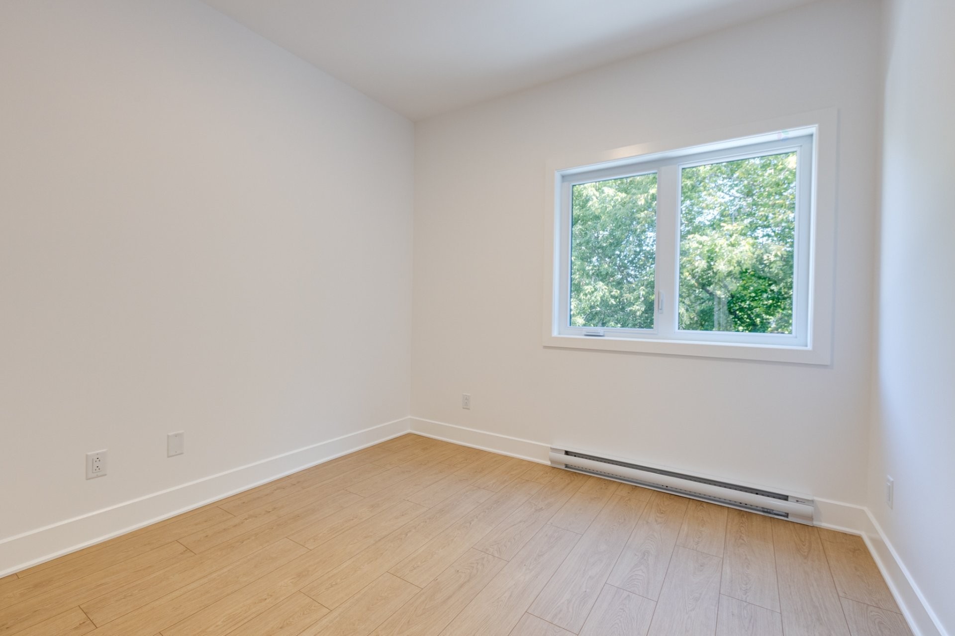 









11379


Av. L'Archevêque

,
Montréal (Montréal-Nord),




QC
H1H3B1

