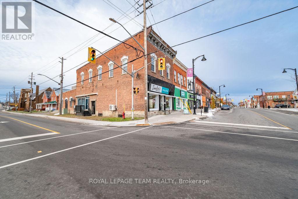 












4 ELGIN STREET W

,
Arnprior,




Ontario
K7S1N3

